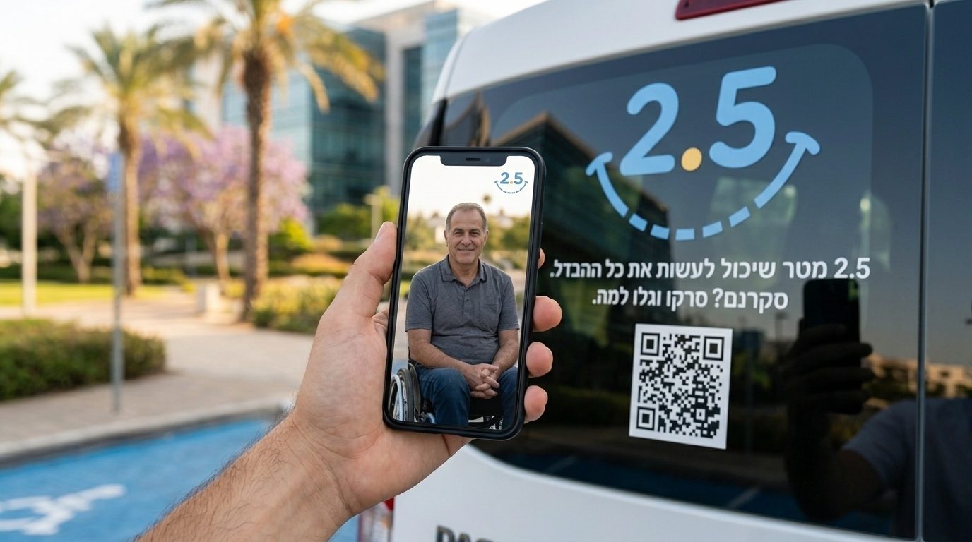 יד מחזיקה סמארטפון מול מדבקת 2.5 על רכב, ועל המסך אדם על כיסא גלגלים שמספר את סיפורו